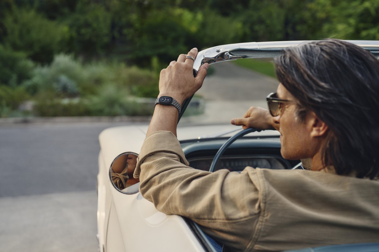 Introducing the Fitbit Edge: A Fusion of Style and Functionality